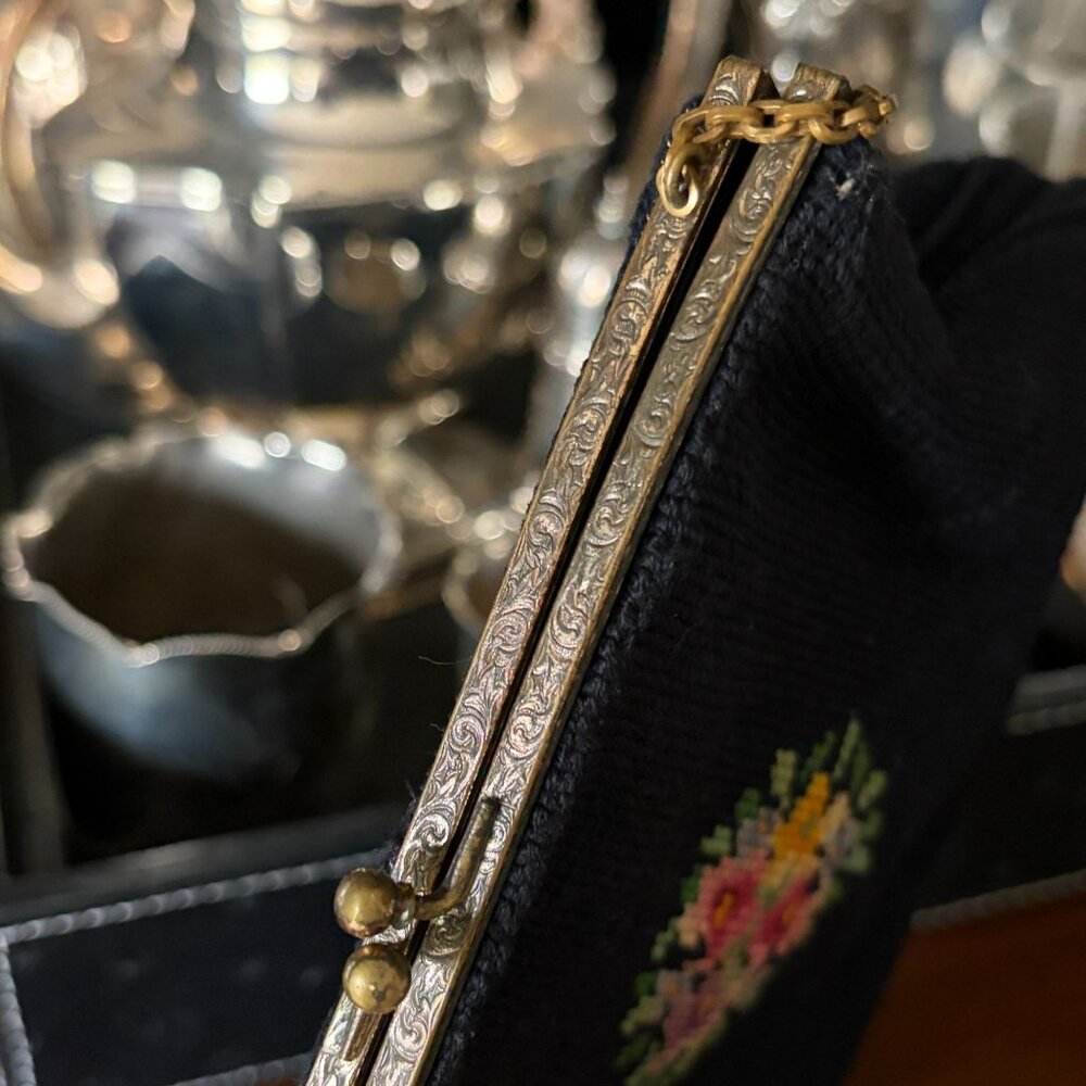 Vtg Black Needlepoint Floral Clutch Purse Gold Tone Kiss Lock Ornate Frame Chain - Picture 8 of 8